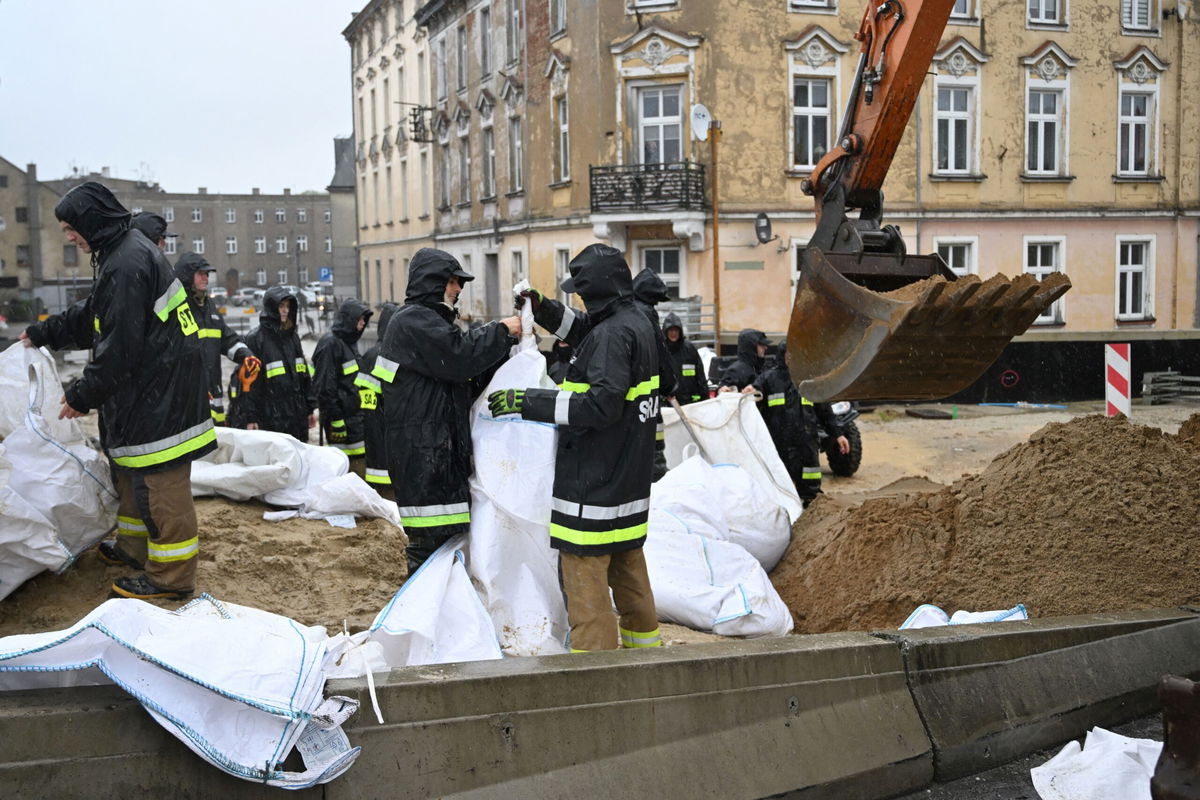 <i>Sergei Gapon/AFP/Getty Images via CNN Newsource</i><br/>Firefighters fill sand bags in Glucholazy