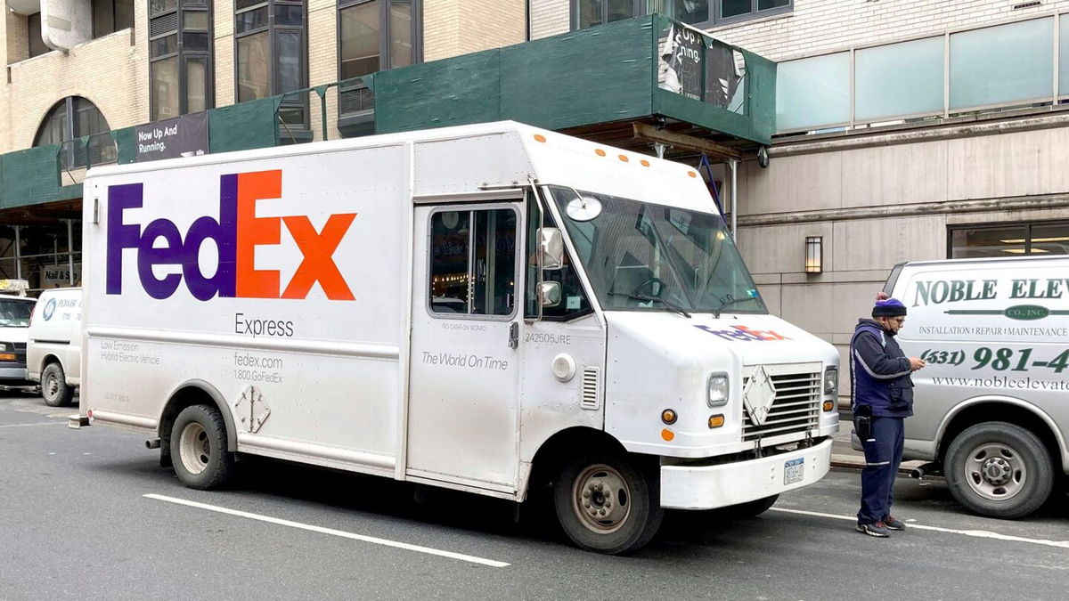 <i>STAR MAX/AP via CNN Newsource</i><br/>FedEx trimmed its outlook for the upcoming second quarter after a weaker-than-expected earnings report.