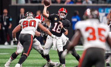 Kirk Cousins passes the ball against the Bucs in the second half.