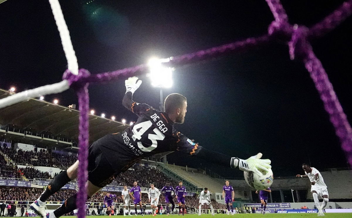 <i>Jennifer Lorenzini/Reuters via CNN Newsource</i><br/>De Gea saves Abraham's penalty.