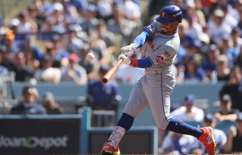 Mets shortstop Francisco Lindor hits a first inning home run to give New York an early lead.