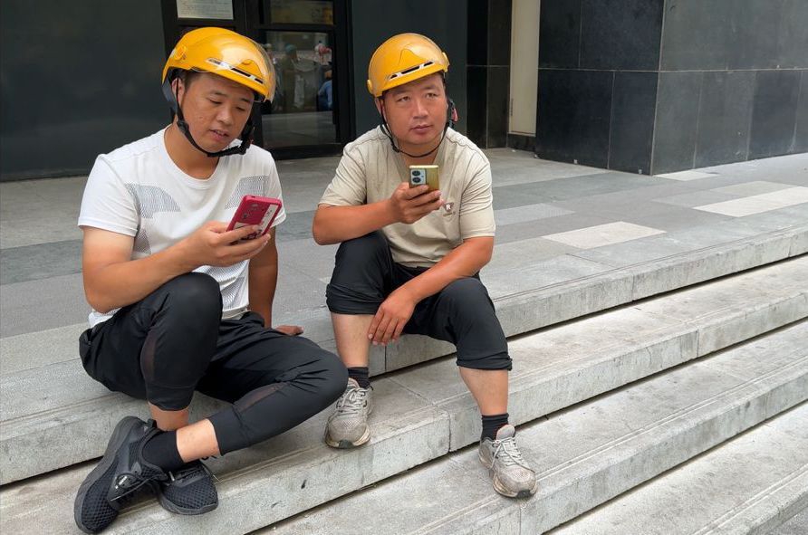 <i>Justin Robertson/CNN via CNN Newsource</i><br/>Food delivery worker Yang (left) speaks to CNN about his plight.