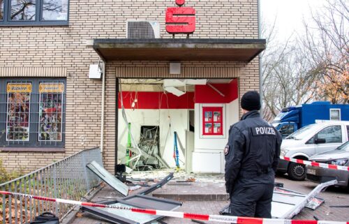 A bank branch with a blown-up ATM in Neuschönningstedt