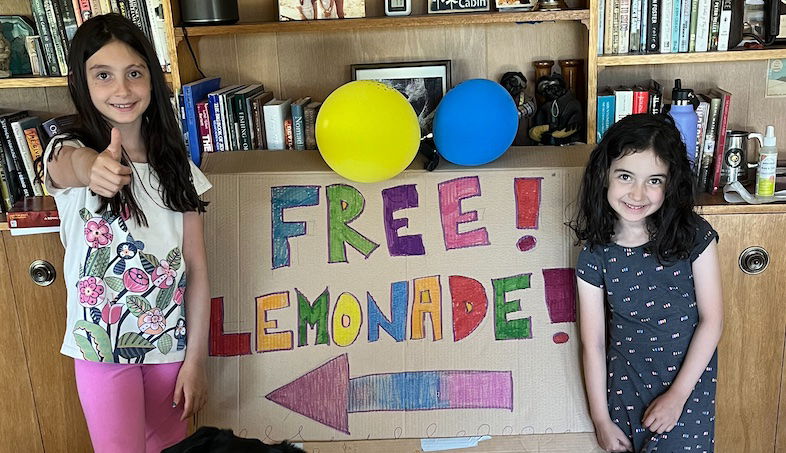 Noa and Lila, who held the lemonade stand 