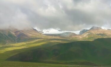 The view of the Northern Tibetan Grassland during Lin En's train ride to Lhasa