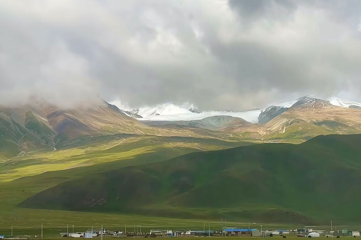 <i>Lin En/Xiaohongshu via CNN Newsource</i><br/>The view of the Northern Tibetan Grassland during Lin En's train ride to Lhasa