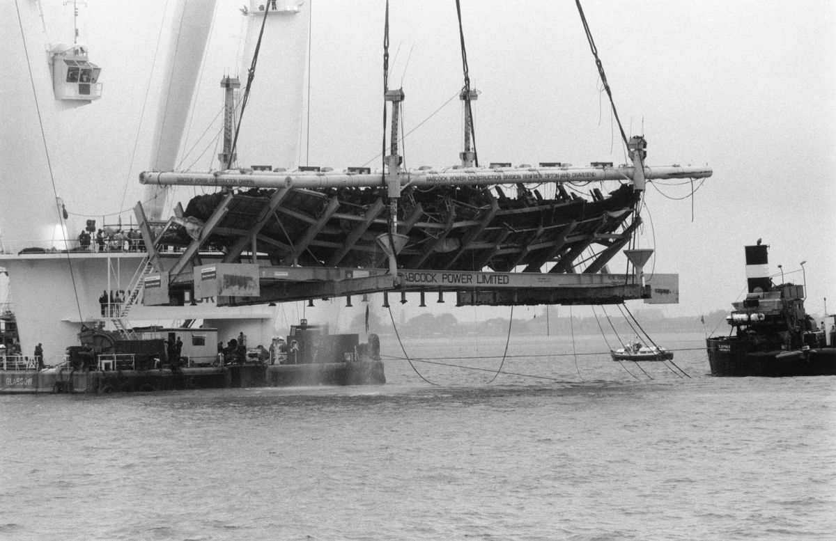 <i>Fox Photos/Hulton Archive/Getty Images via CNN Newsource</i><br/>Excavators raise the hull of the 16th century English warship Mary Rose