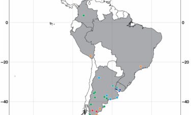 A map shows the countries in North America and South America (in gray) where terror bird fossils have been found. Colored dots indicate the locations of fossil sites.