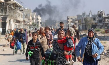 Palestinians displaced from shelters in Beit Hanoun cross into Jabalia