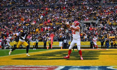 Kansas City Chiefs tight end Travis Kelce catches a fourth-quarter touchdown against the Pittsburgh Steelers.