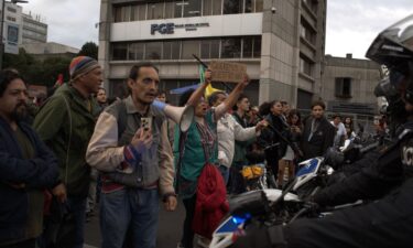 Citizens from several provinces gather in front of the Attorney General's office to demand the safe return of children from Las Malvinas in Guayaquil