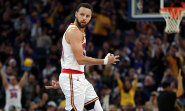 Stephen Curry played 30 minutes despite a sprained thumb having prevented him from using his right hand during practice on January 1.