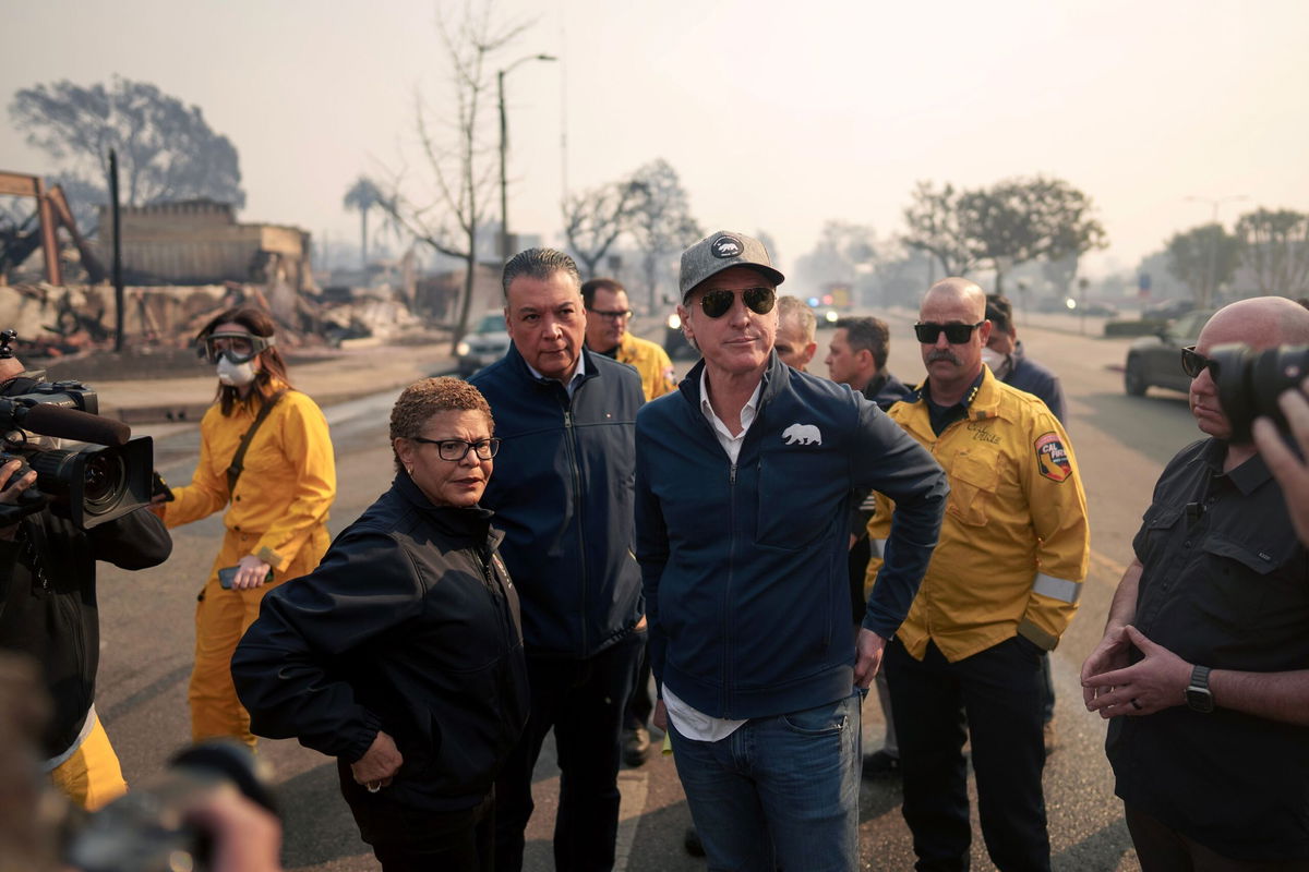 <i>Eric Thayer/Getty Images via CNN Newsource</i><br/>California Gov. Gavin Newsom and Los Angeles Mayor Karen Bass tour the downtown business district of Pacific Palisades as the Palisades Fire continues to burn on January 8 in Los Angeles