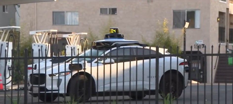 <i>KCAL/KCBS via CNN Newsource</i><br/>Some Santa Monica residents are making their complaints known due to the constant noise that they say is the result of the Waymo charging station located near their homes.
