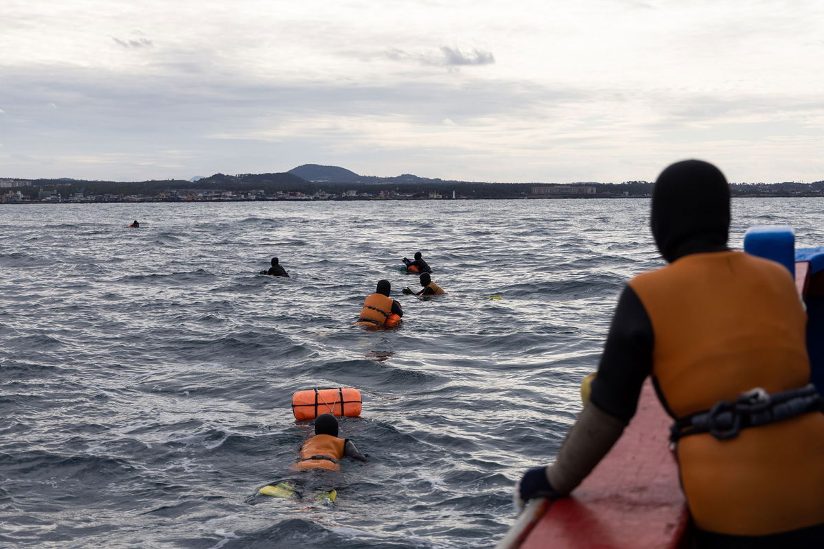 <i>SeongJoon Cho/Bloomberg/Getty Images via CNN Newsource</i><br/>The divers spend a large percentage of their day underwater
