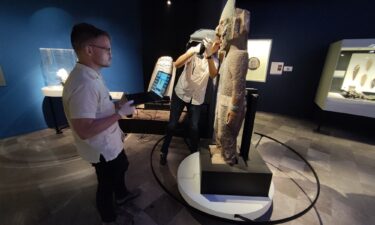 Portable X-ray scanning of artifacts