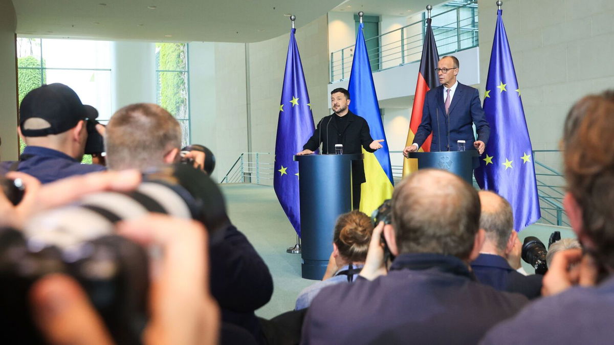 <i>Krisztian Bocsi/Bloomberg via Getty Images via CNN Newsource</i><br/>Ukrainian President Volodymyr Zelensky and German Chancellor Friedrich Merz in Berlin on May 28