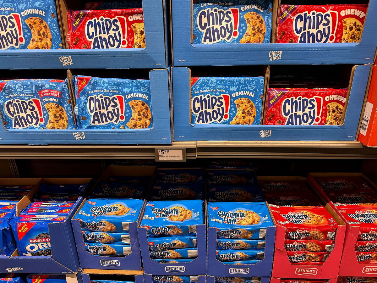 <i>Justin Sullivan/Getty Images via CNN Newsource</i><br/>Packages of Chips Ahoy cookies are displayed next to Aldi Supermarket's Benton's brand cookies on May 30