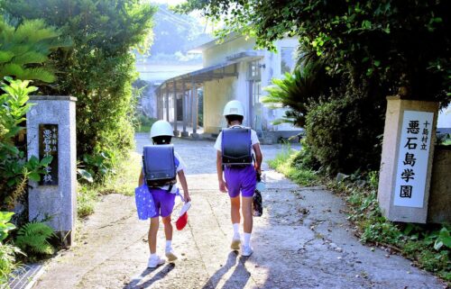 Schoolchildren on Akusekijima